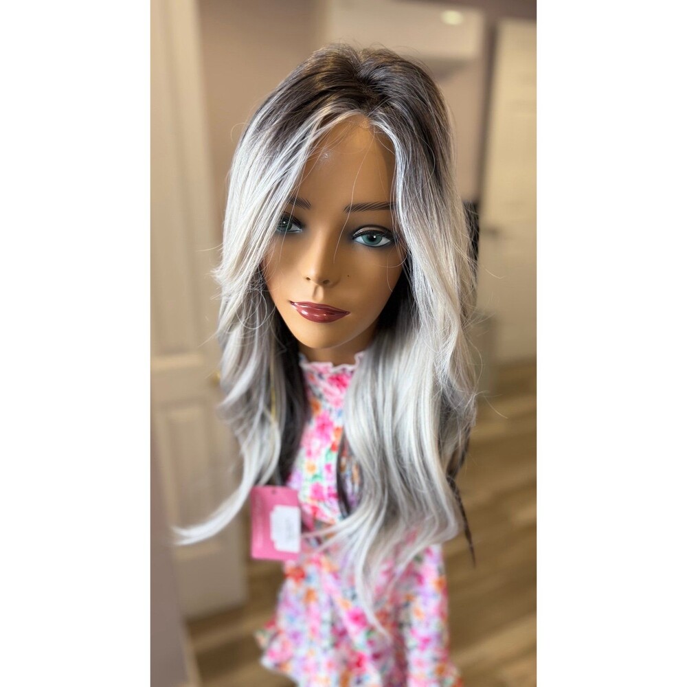 CSC “Jesslyn Grey Blend petite” Fitura fiber wig New